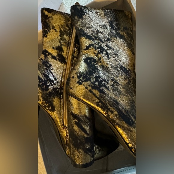 Cape Robbin Splattered Gold and Black Boot. Size 9. Color Black and Gold. - Picture 5 of 7